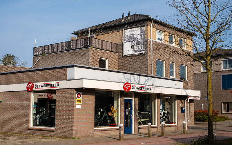 pand in Vught vanaf de buitenzijde gezien. Met in rood de naam van het bedrijf