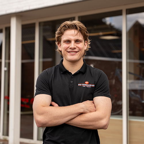 Bram met zijn armen over elkaar voor het pand in Udenhout